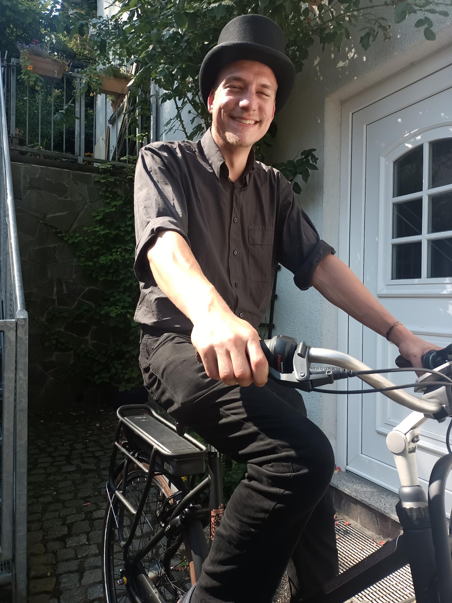 Bild Marvin auf Lastenrad / Dienstfahrrad